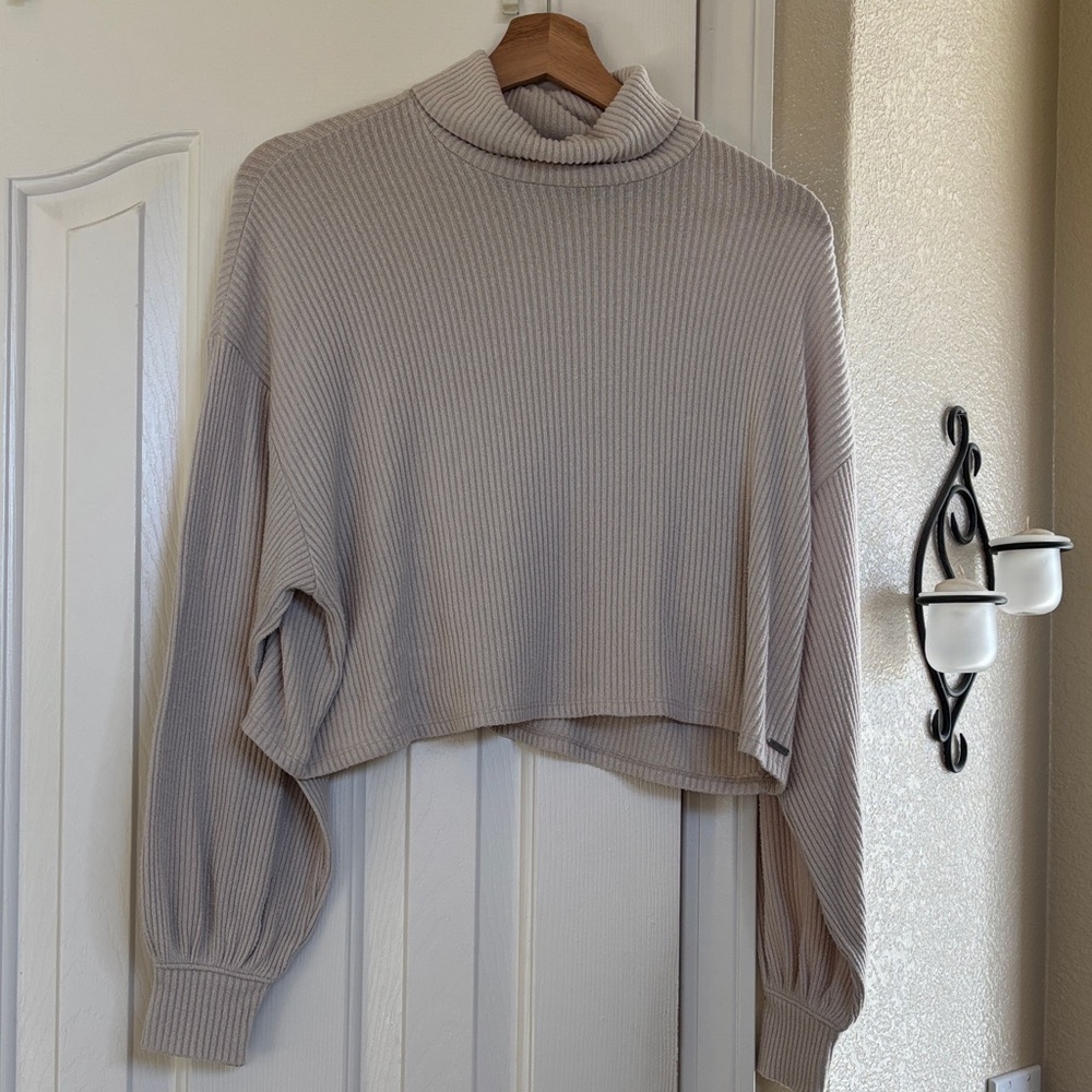 Hollister Women's Cream Turtleneck Sweater
